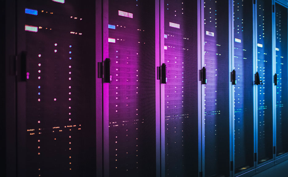 Ein Rechenzentrum mit mehreren Serverracks, in denen sich pinkfarbenes Neonlicht spiegelt