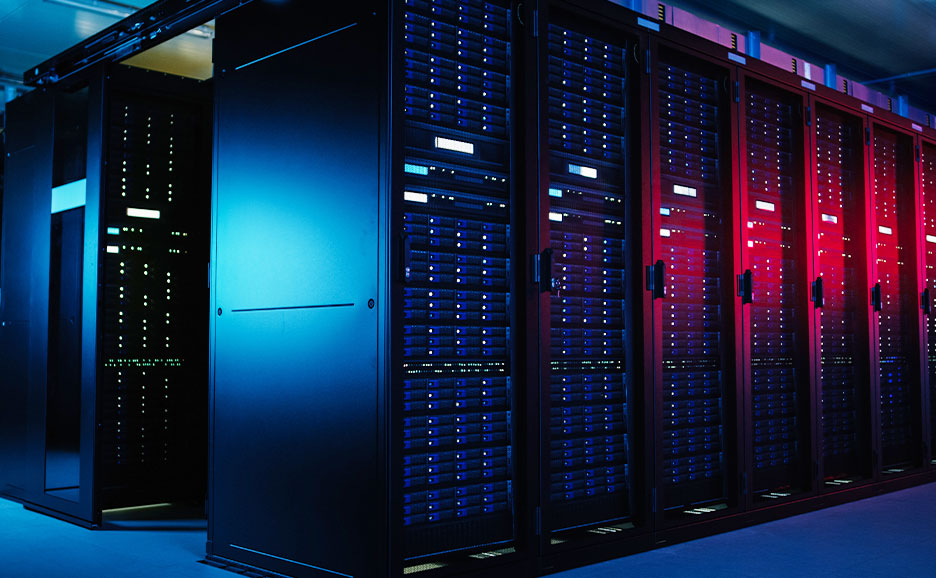 Ein Rechenzentrum mit mehreren Reihen von Serverracks