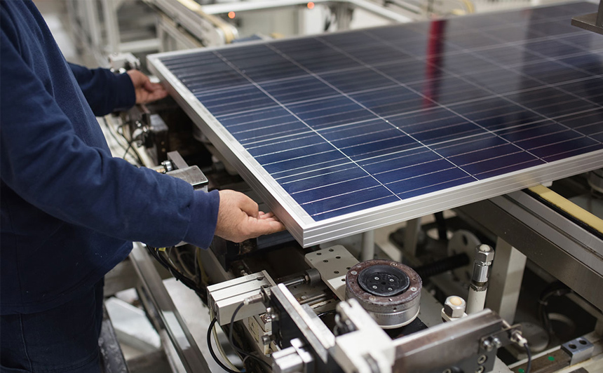 Un travailleur touchant un matériau fabriqué par ERP composable