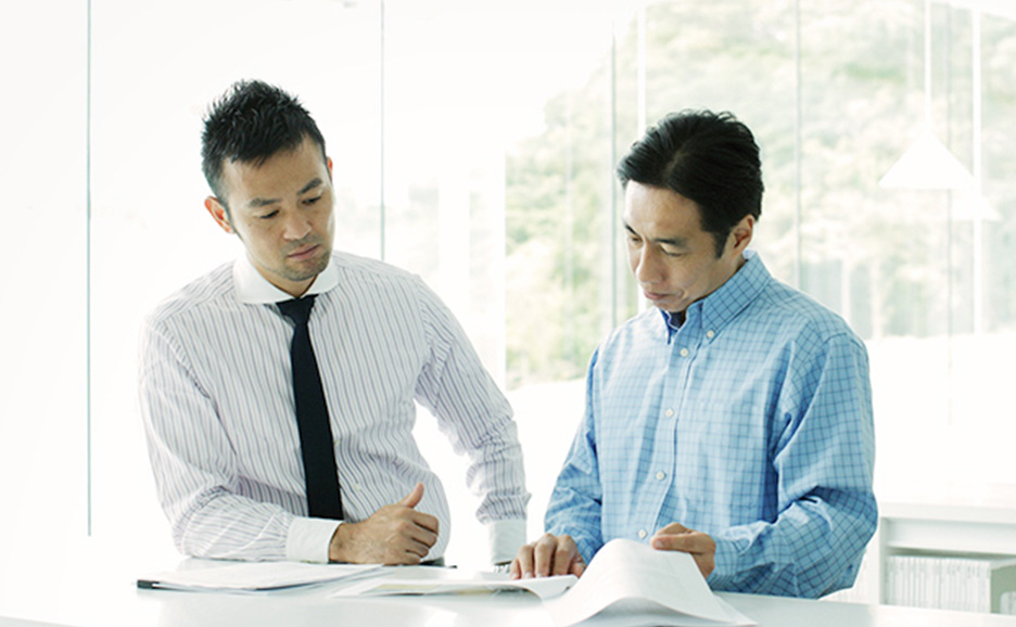 モダナイゼーションを加速させるリライト・リホストサービを検討するイメージ図