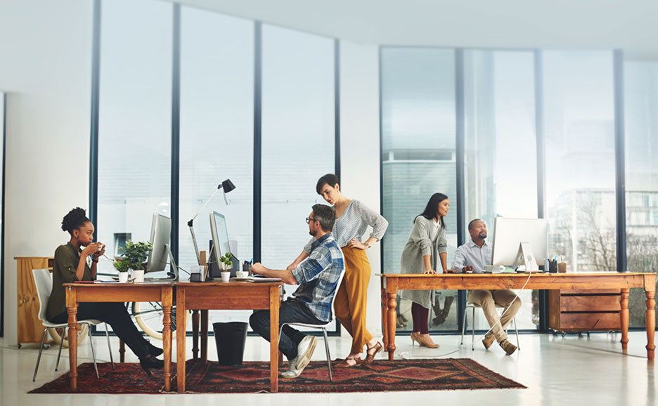 オフィスで働く多民族のビジネスピープルのグループ。