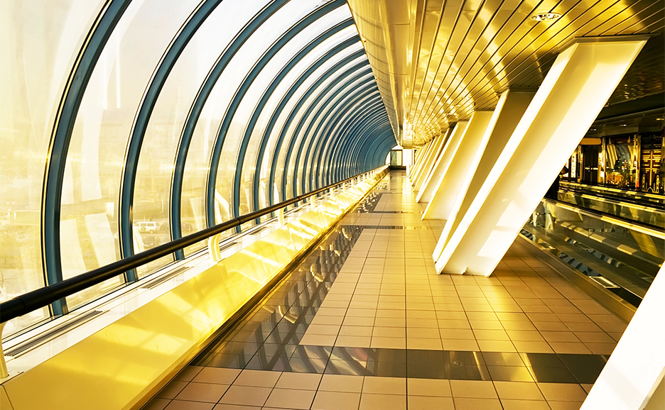 明るい廊下、ガラス張りの通路と傾斜した天井。