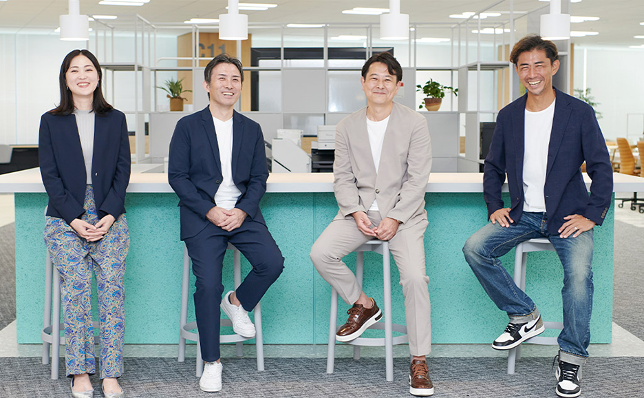 笑顔で椅子に座っている写真