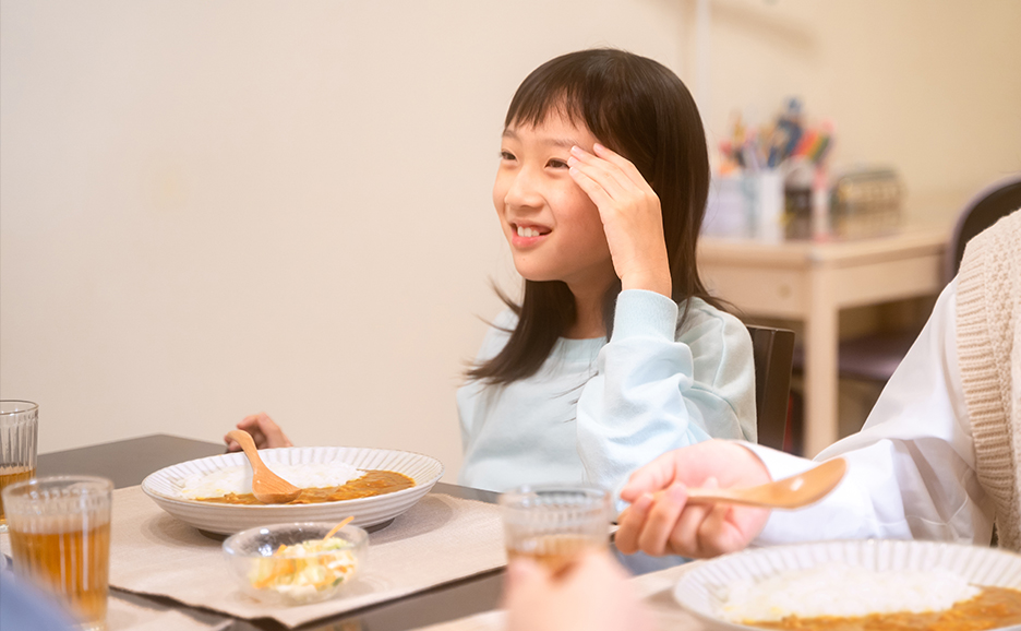 笑顔で食卓を囲んでいる様子
