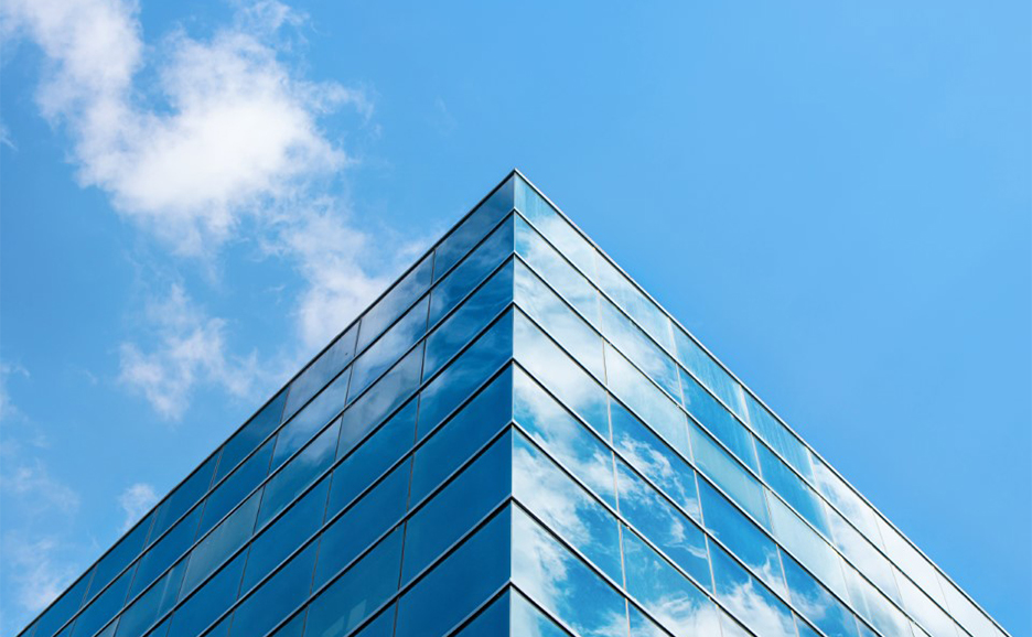 青空を背景にした建物の写真