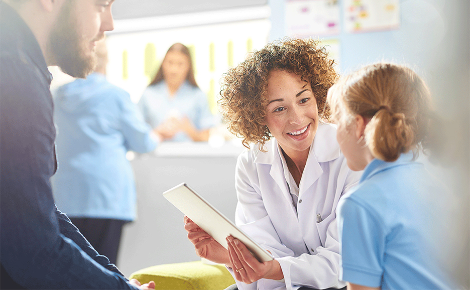 医療従事者がタブレットで説明している様子