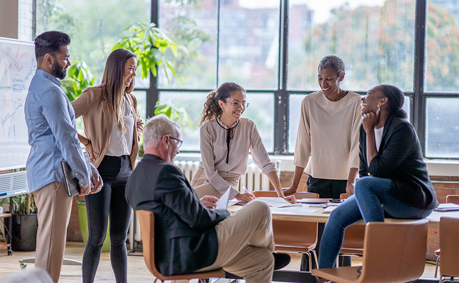 老若男女のグループが楽しそうに談笑している様子