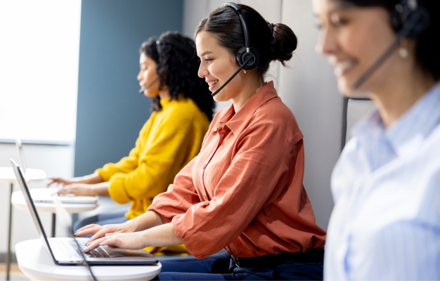 PCを操作しながらヘッドセットを付けてお問い合わせを受けている様子の写真