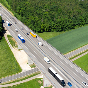 高速道路を走るトラックや車の航空写真