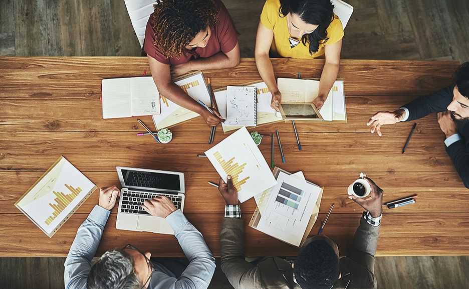 チームで相談しあう姿