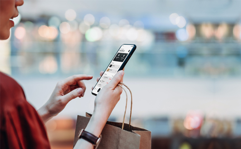 女性が複雑に絡み合ったつながりやパターンを視覚的に魅力的に表現した、躍動感あふれるカラフルなネットワークを観察している。