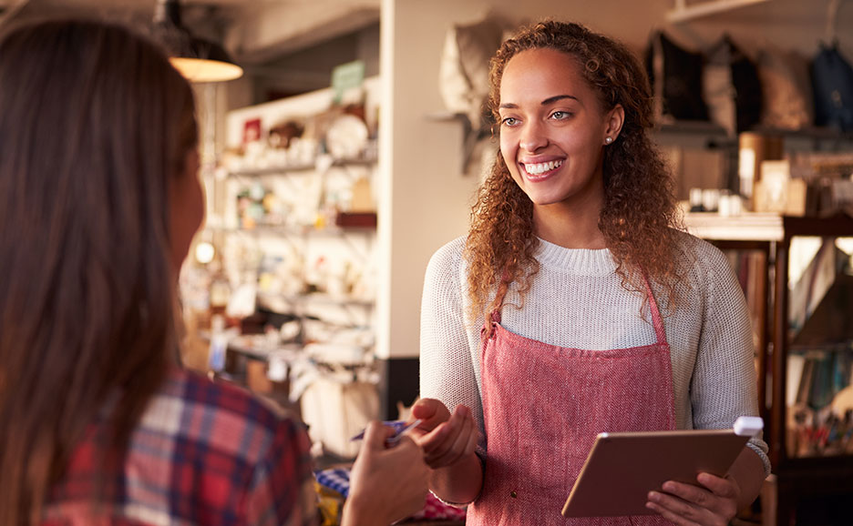 笑顔の店員が顧客に応対している様子。