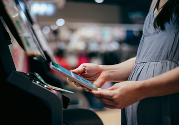 スマートフォンで支払いをする利用者の手元をクローズアップした画像