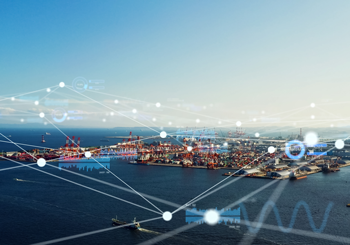 港と海に広がる白い点と線が、未来的な物流ネットワークを示す画像