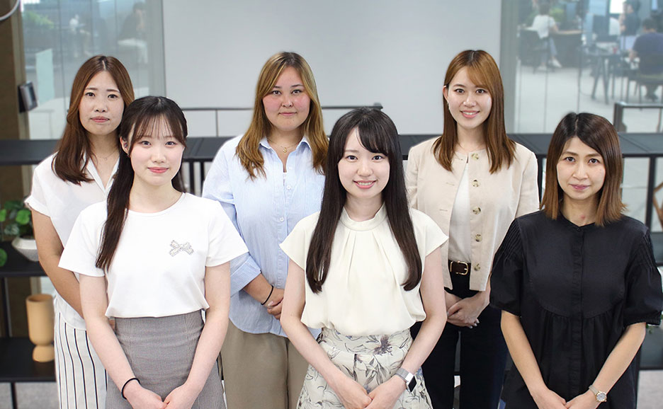 座談会参加者6名の集合写真です。皆さん正面を向いて笑顔が素敵です。撮影場所はFujitsu Uvance Kawasaki Tower内です。