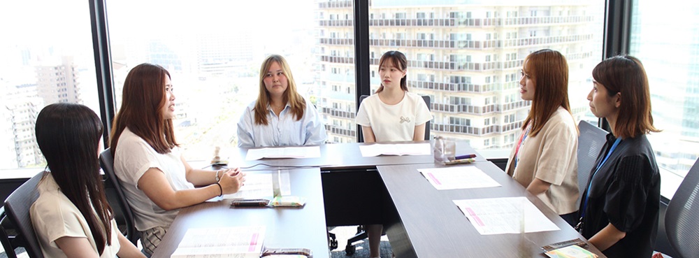 座談会参加者、談話中の写真です。皆さんの仕事に対する真摯な姿勢が伝わってきます。撮影場所はFujitsu Uvance Kawasaki Tower内です。