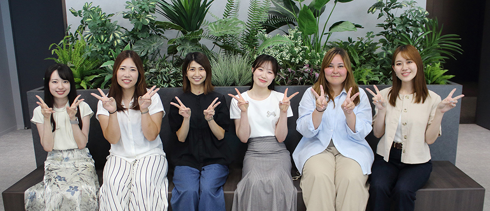 座談会参加者6名の集合写真です。皆さん正面を向いて笑顔でピースサインをしています。撮影場所はFujitsu Uvance Kawasaki Tower内です。