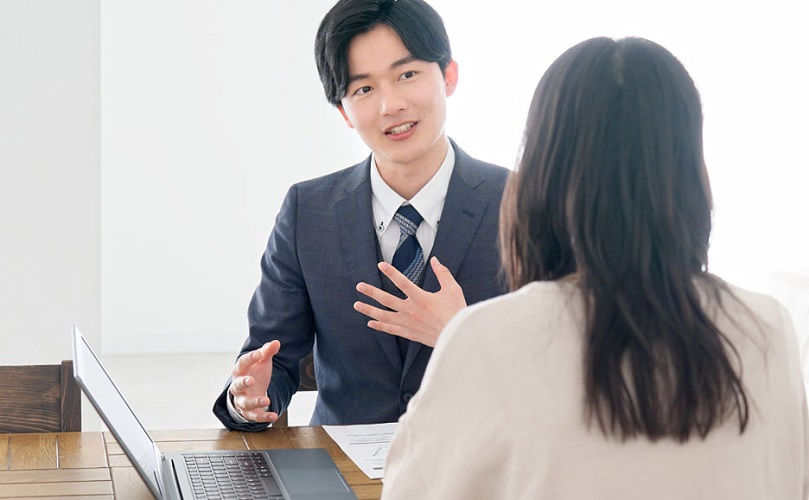 顧客対応するビジネスマン