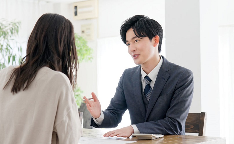 商品説明するビジネスマン