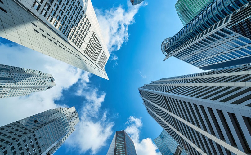 下から見上げる高層ビルビジネス街