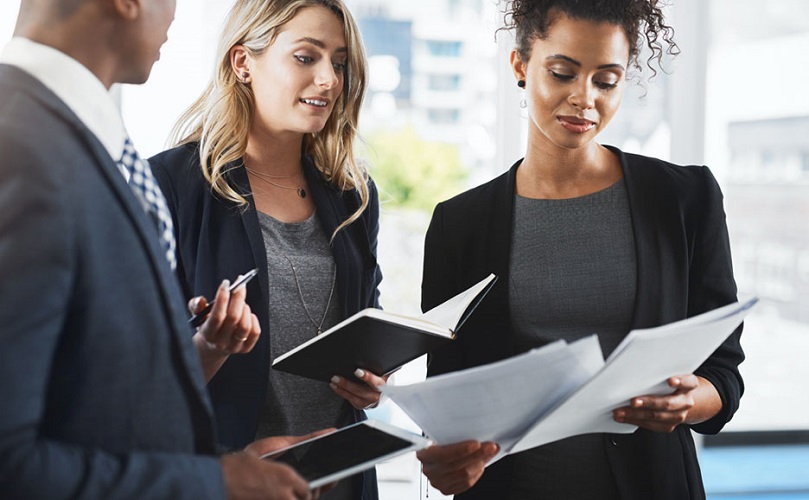 書類をもとに会議する様子