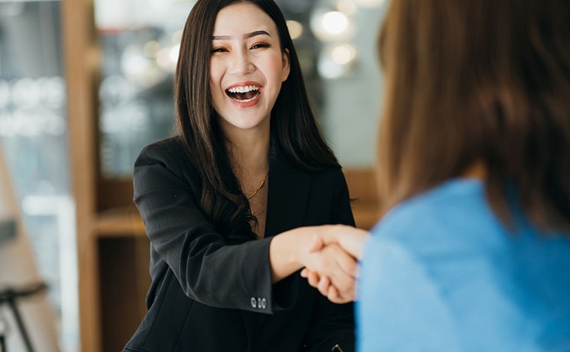 顧客と握手する女性