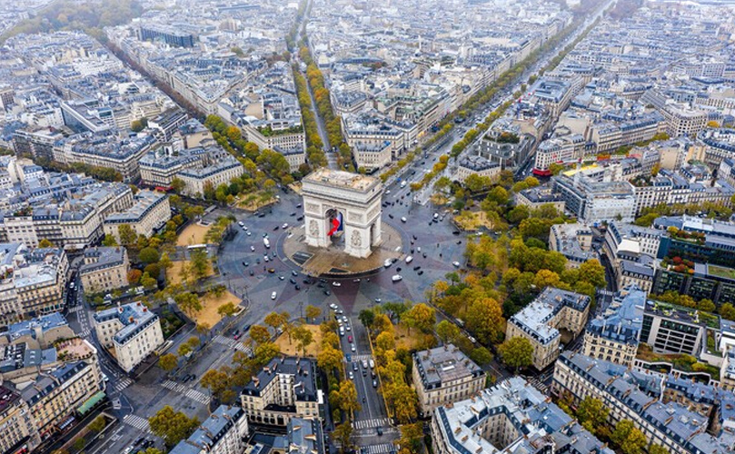 Vue aérienne du Monument du Triomphe à Paris, en France, mettant en valeur le monument emblématique au cœur de la ville.