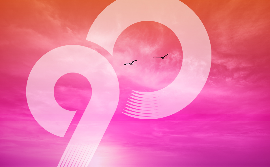 二羽の鳥と「90」の数字が浮かぶピンク色の空