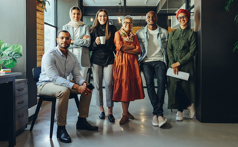 Ein vielfältiges Team von Kolleginnen und Kollegen im Büro