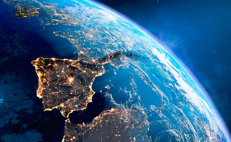 Europa y los países europeos iluminados por la noche vistos desde el espacio. Imagen cortesía de la NASA.