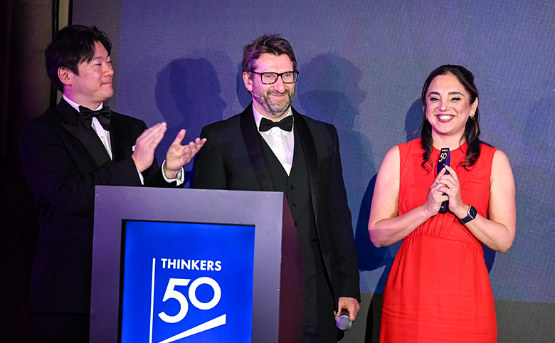 富士通 青柳一郎がイノベーションアワード2023 の授賞をしている写真