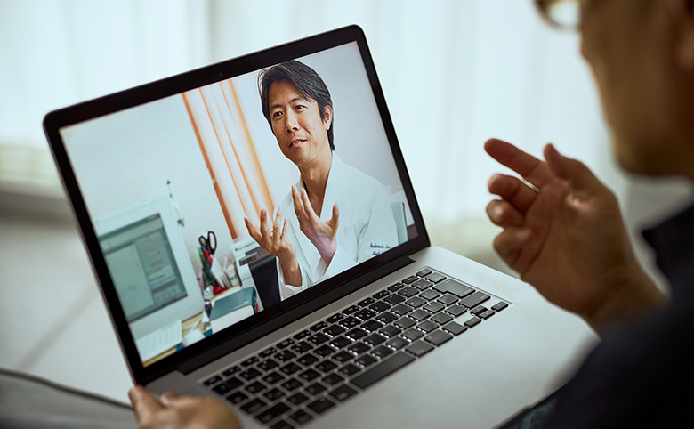 インターネットを介して患者と話す心血管医師の写真