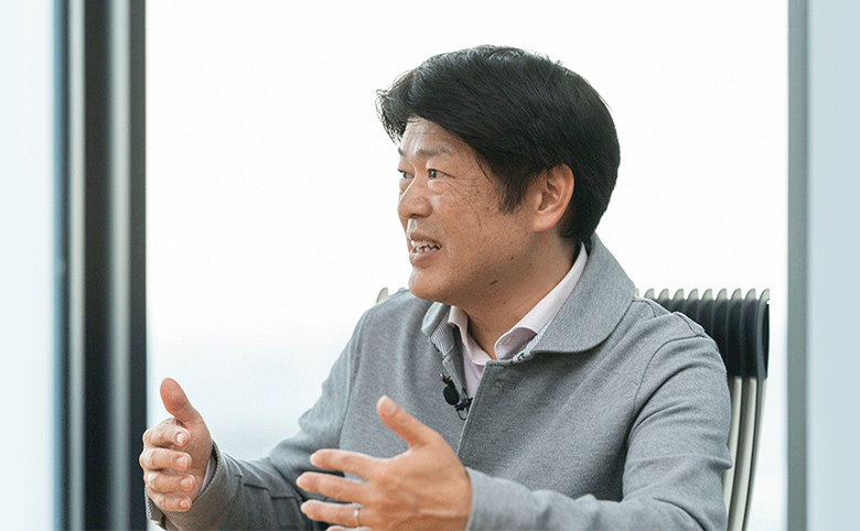 ティール組織の専門家 嘉村賢州氏と富士通 SVP 神 俊一 の写真