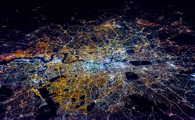 una vista aérea de una ciudad por la noche
