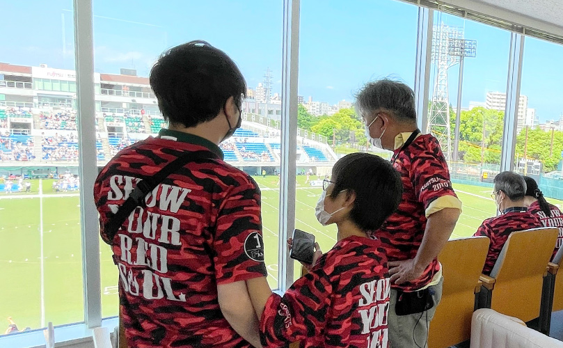 センサリールームからスポーツ観戦をする参加者の写真