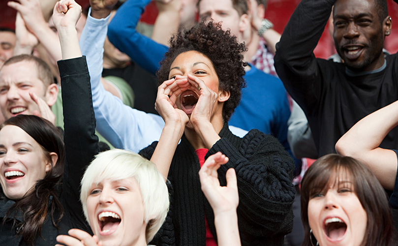 応援をする観衆 の写真​