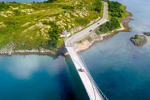 Luftaufnahme einer langen Brücke über Wasser