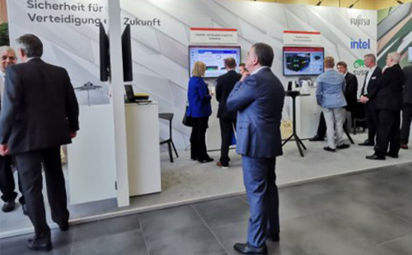 Fujitsu-Stand mit Besuchern und Technologie-Displays auf einer Messe