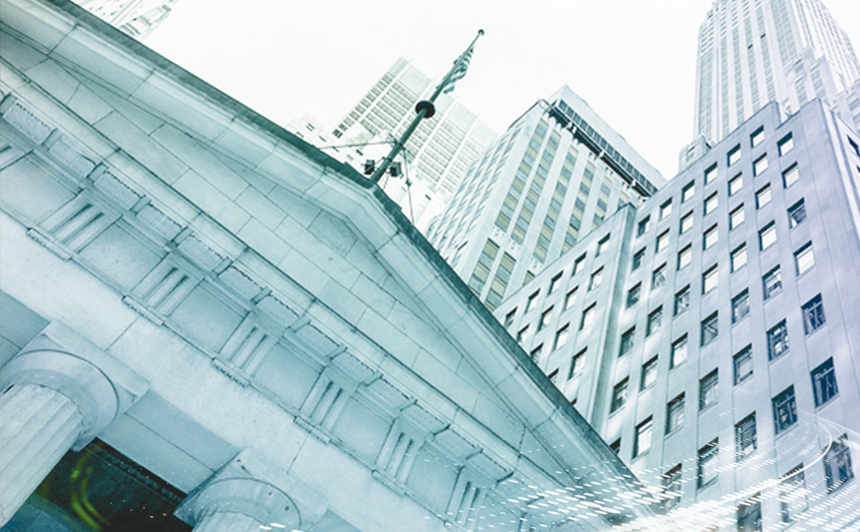 Vue en angle bas de l'entrée d'une banque avec trois gratte-ciel en arrière-plan