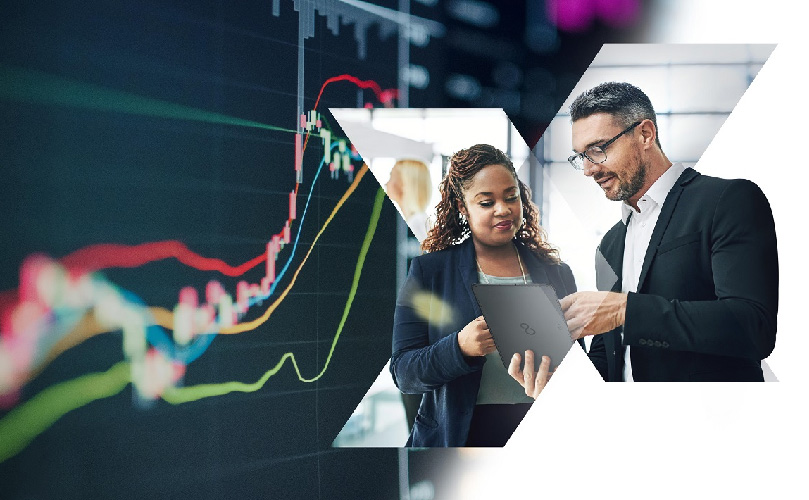 Um homem e uma mulher a olharém para um tablet