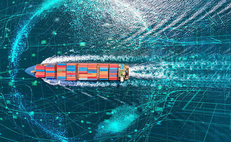 Um navio com contentores no meio do oceano