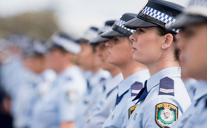Sekelompok wanita di perlengkapan polisi