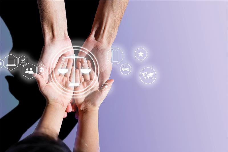 Un primer plano de manos abrazadas