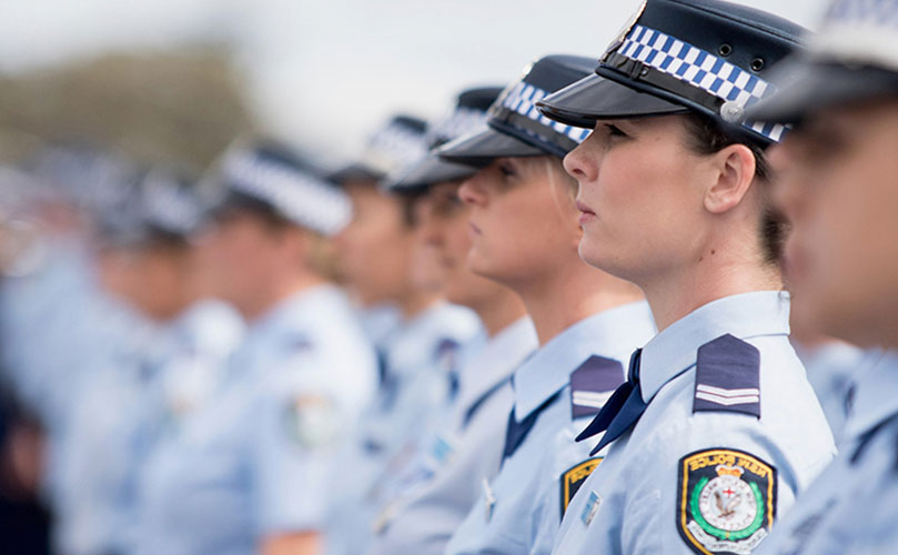 Một nhóm phụ nữ trong trang phục cảnh sát