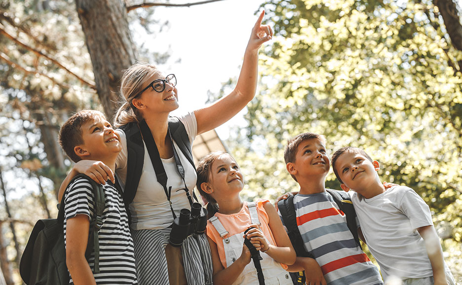 課外学習をする先生と生徒たち