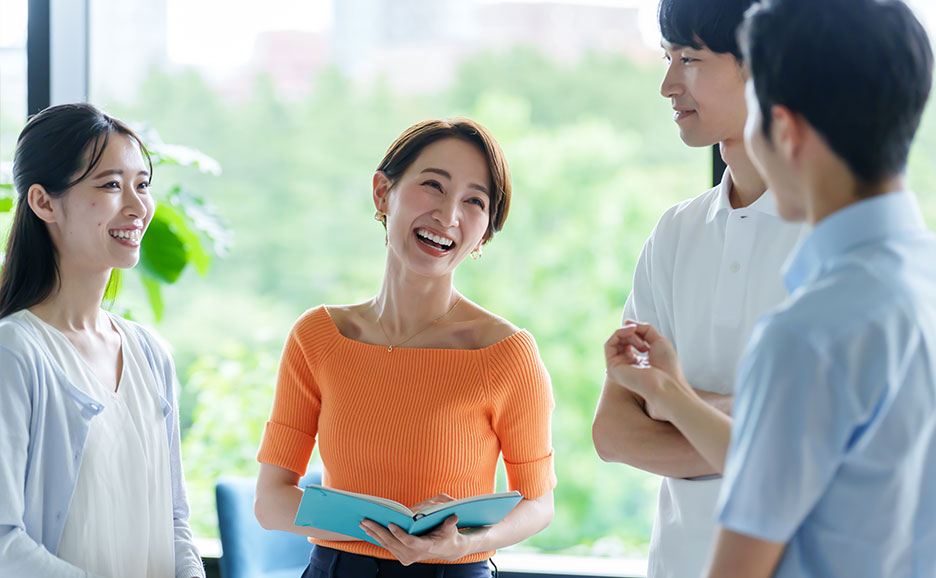 笑顔で会話する職員と学生