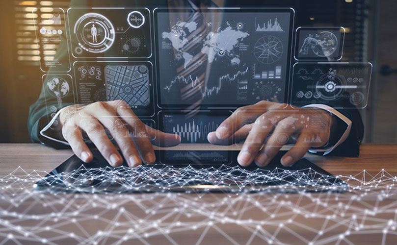 Orang mengetik di laptop berisi cahaya