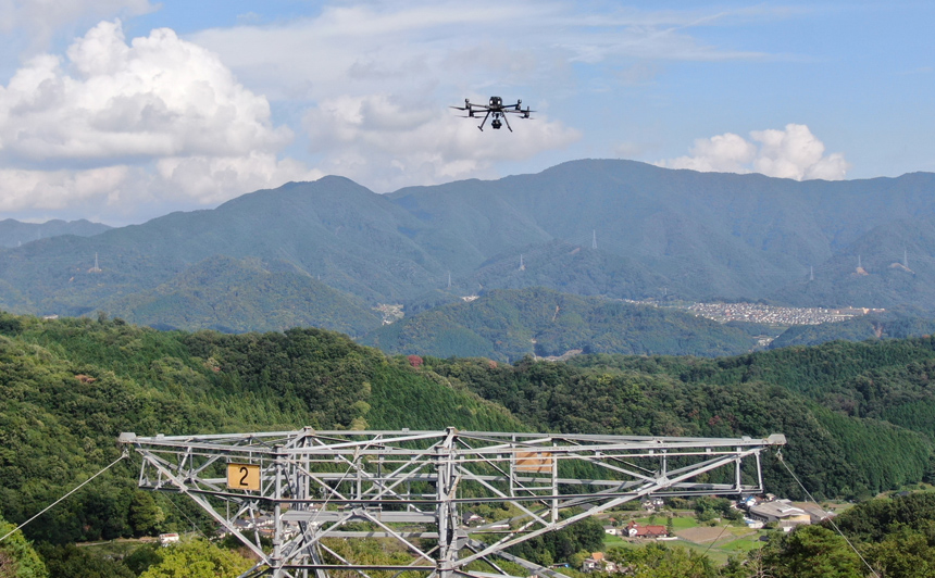Un paysage de montagne avec un drone dans le ciel