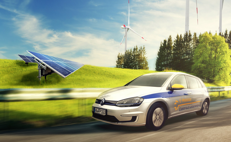 Un véhicule électrique sur la route passant à travers un champ vert avec un panneau solaire