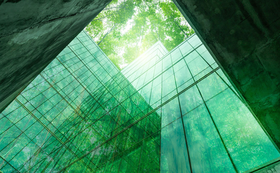 美しい緑が映り込むガラス張りのビル